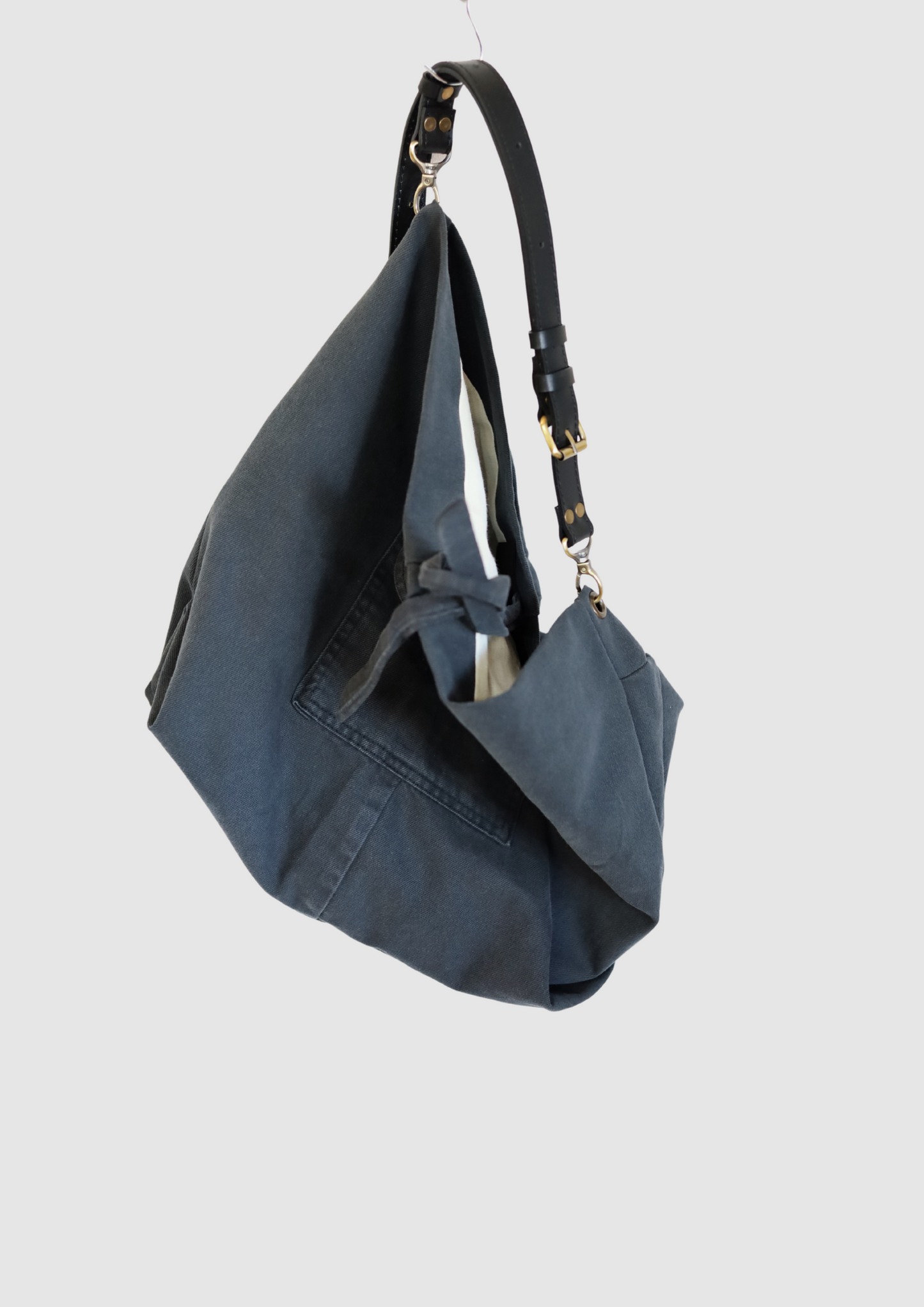 Sustainable upcycled handbag crafted from repurposed materials – stylish, eco-conscious, and perfect for everyday use. Ethical fashion meets creativity.